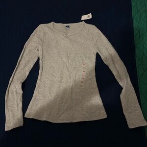 Old Navy Light Gray Long Sleeve Tee